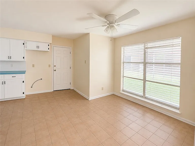 1013 Dolphin Pl — Photo 4