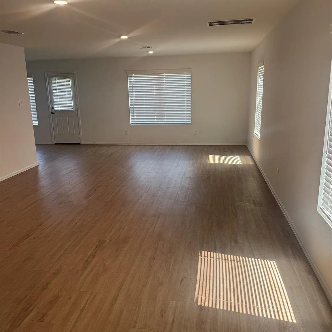 4 bed, 2.5 bath, 2229 sqft, $1,999 — Photo 4
