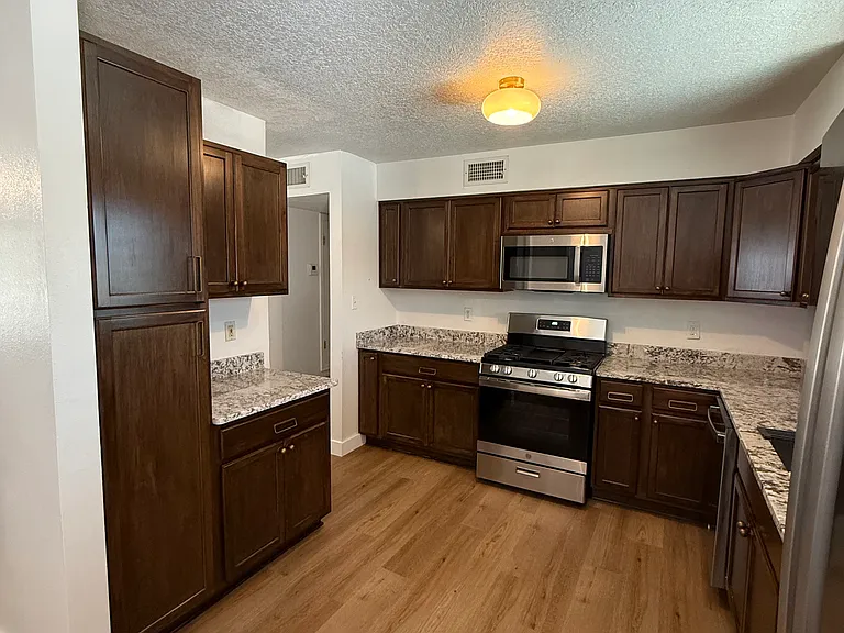 1407 El Camino Real St — Photo 9