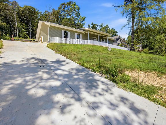 3rd image of 1032 Woodgate Rd