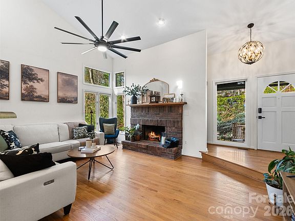 2nd image of 26 Autumn Ridge Ln