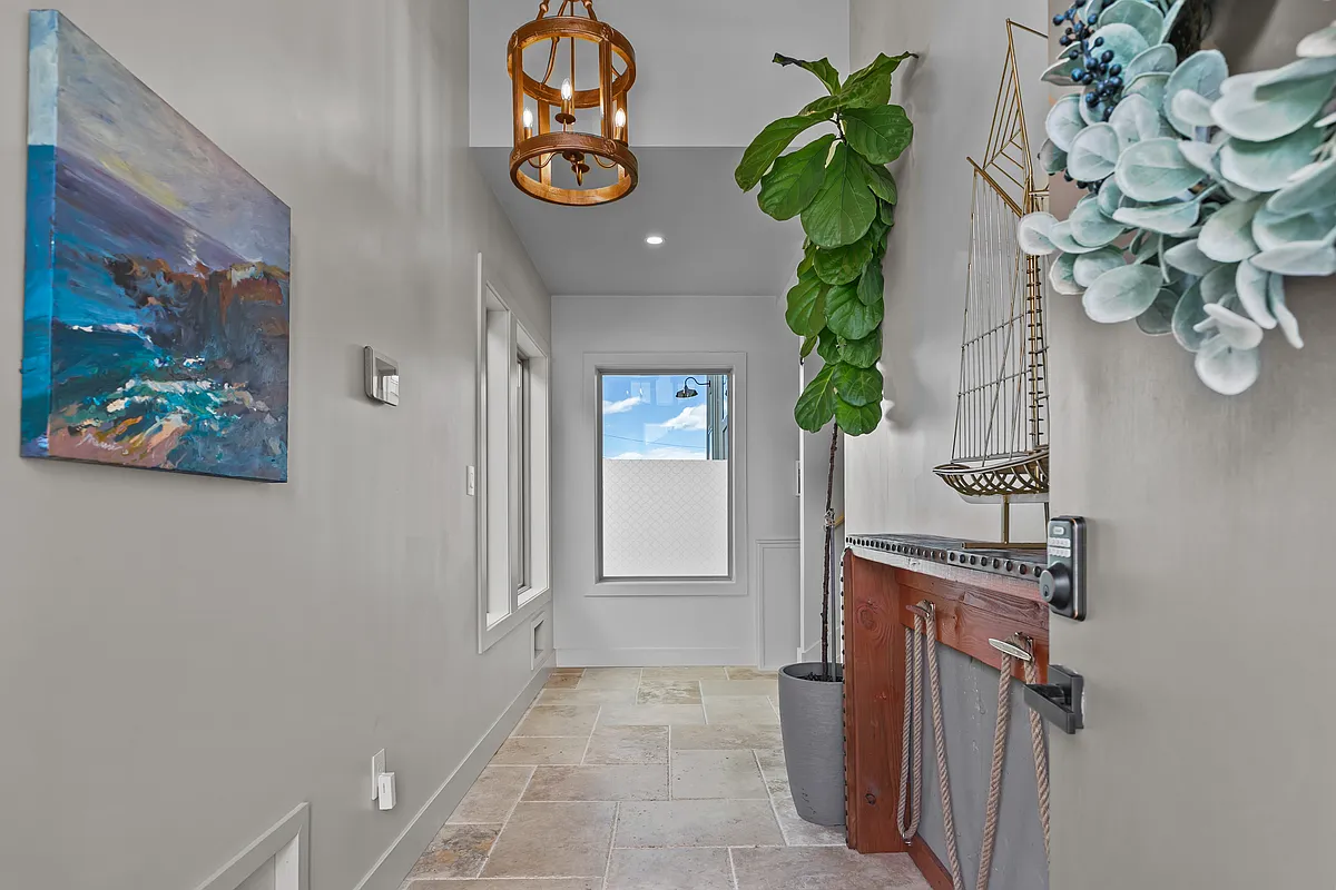 Main Entryway - 82 Ellery Rd
