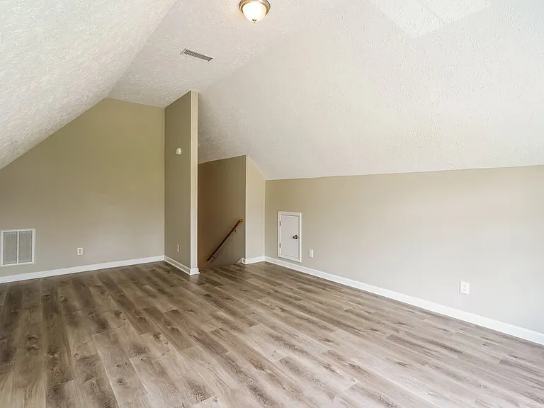 1902 Champlain Dr — Photo 9