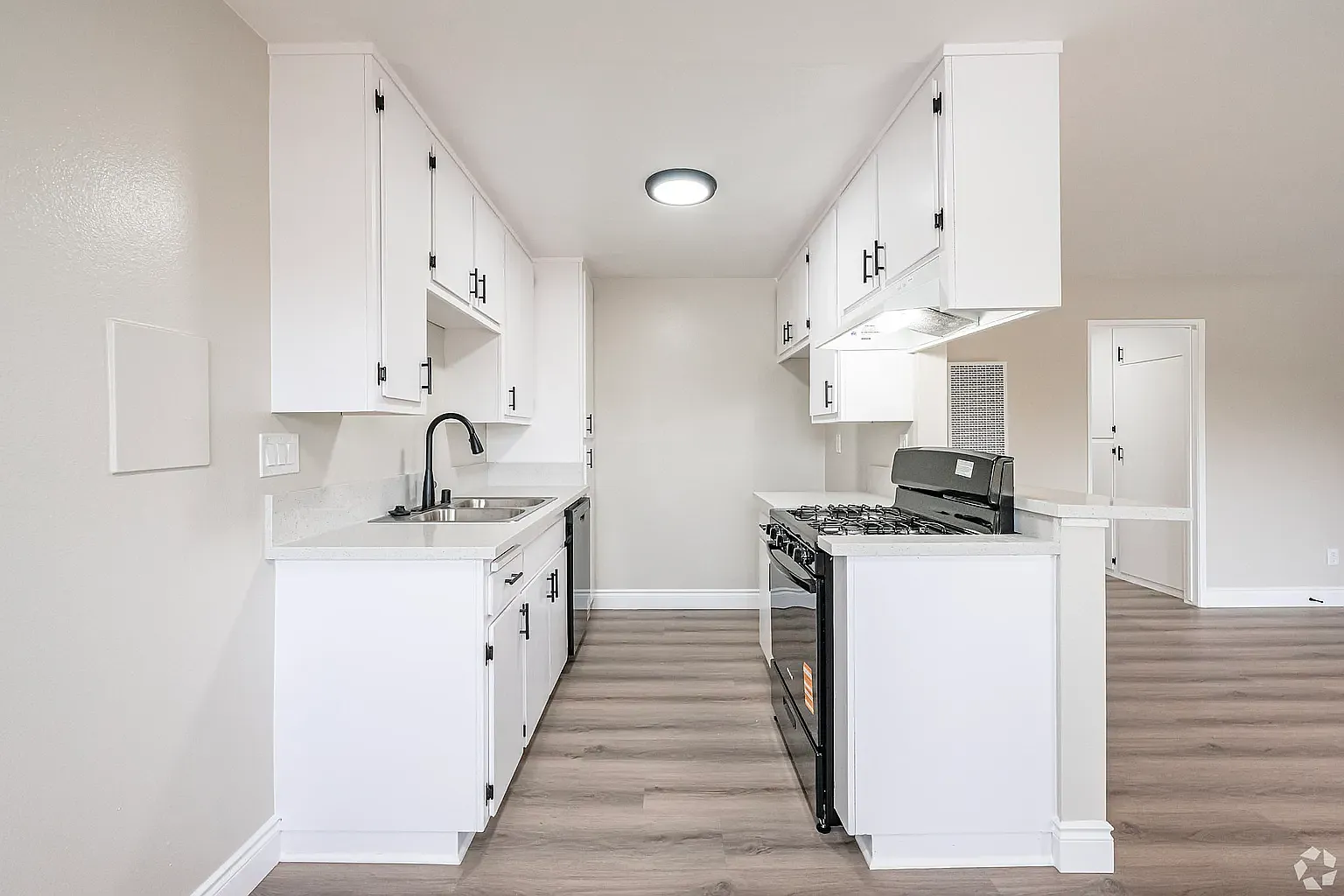 2 bed, 750 sqft, $2,422 — Photo 4