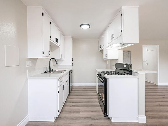 4th image of 867 N Wilcox Ave #2