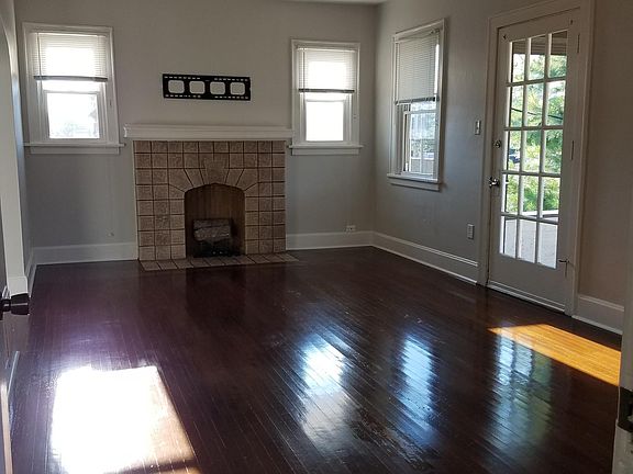 3rd image of 3162 Parkview Ave #2