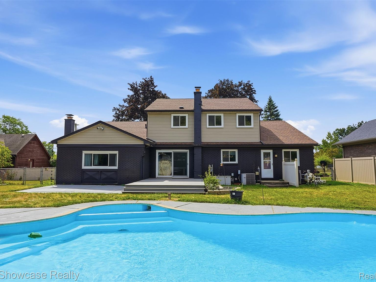 32480 Pembroke St, Livonia, MI 48152