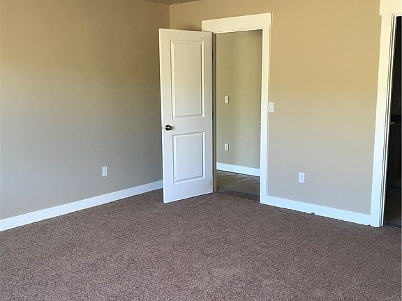 4th image of 2267 SE Mary Hill Street