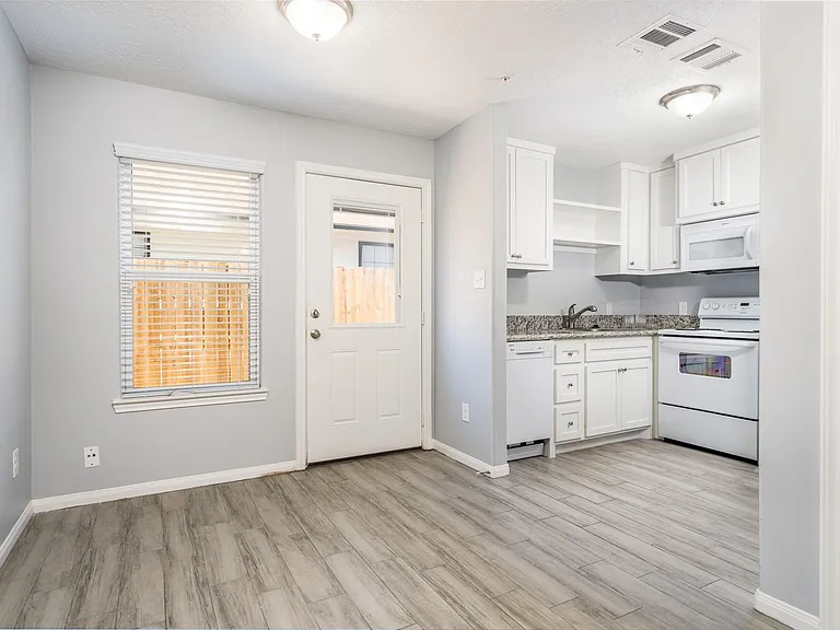 207 N Poplar St #B — Photo 4