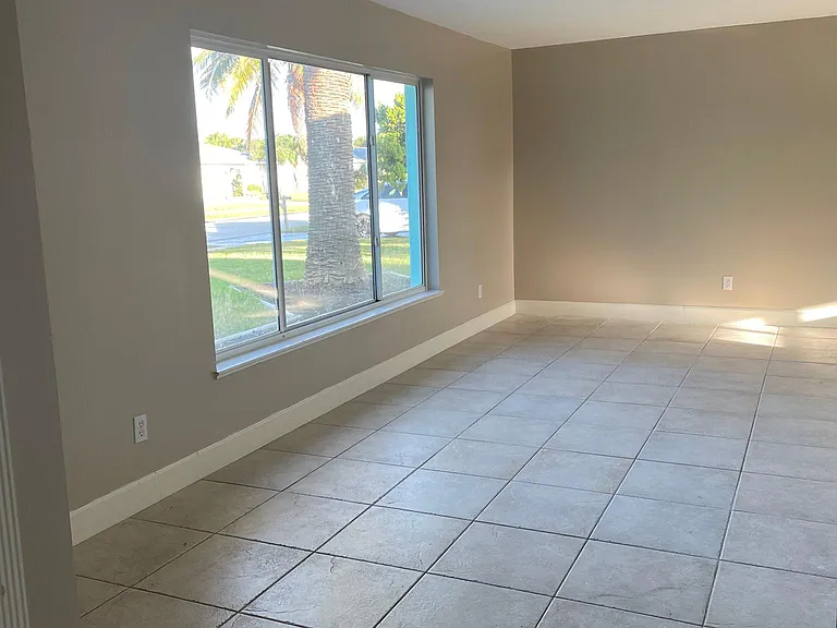 575 Coconut St — Photo 6