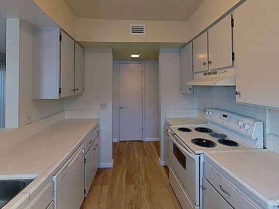 5th image of 675 Jefferson St #675J05