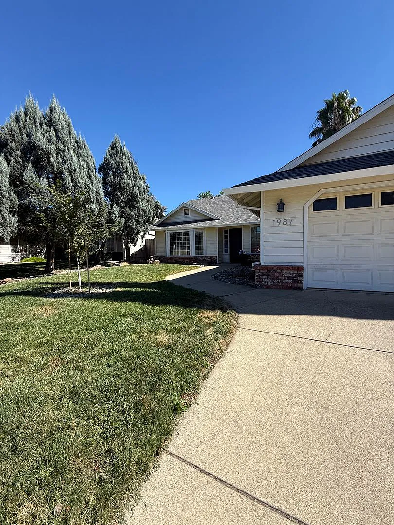 Beautifully Updated 4-Bedroom Home with Attached Garage in Central Redding — Photo 4