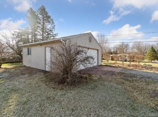9400 Englishman Dr, Fenton, MI 48430
