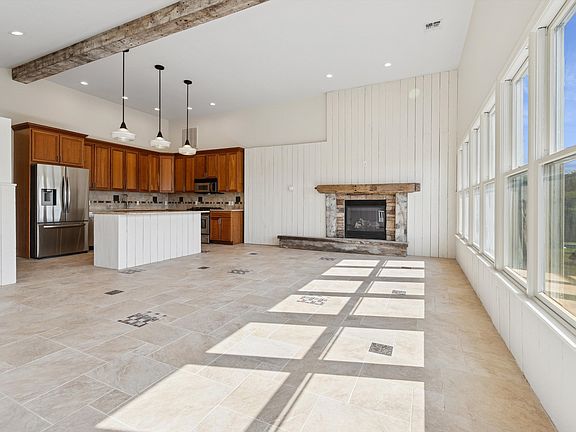 5th image of 335 Herricks Ln #B