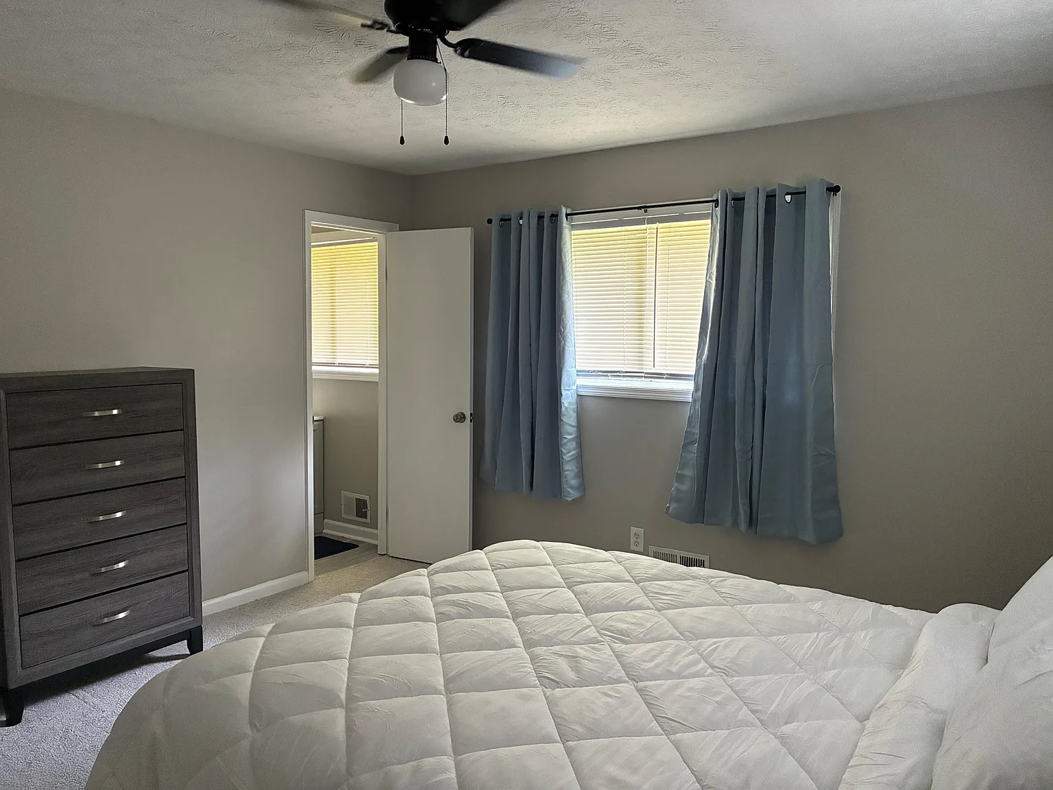 4 bed, 3.0 bath, 2300 sqft, $1,048 — Photo 2