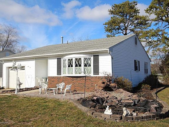3rd image of 52 Northumberland Dr