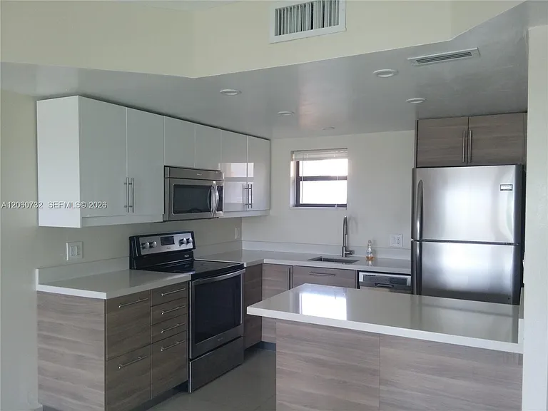 8290 Lake Dr #510 — Photo 1