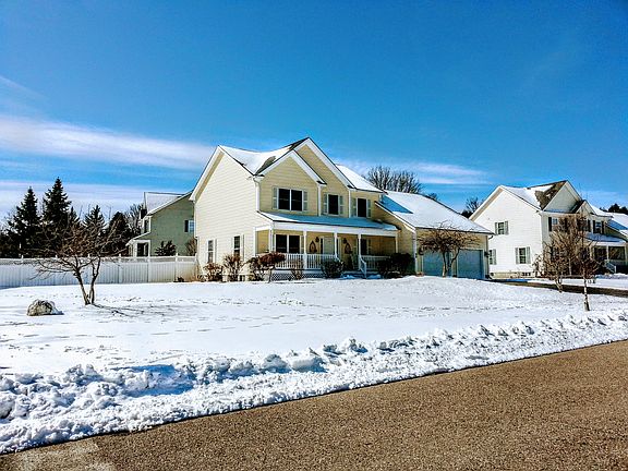 Large corner lot w/fence