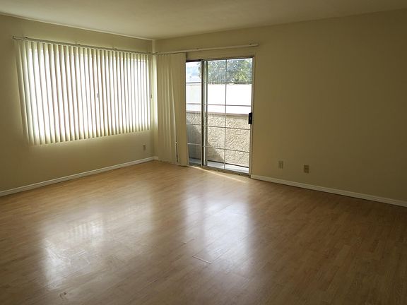 5th image of 13610 Moorpark St #Back