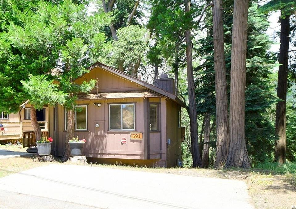 1st image of 691 Ivy Ln