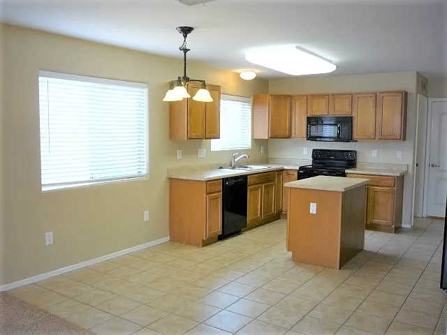 4 bed, 2.0 bath, 1660 sqft, $2,085 — Photo 3