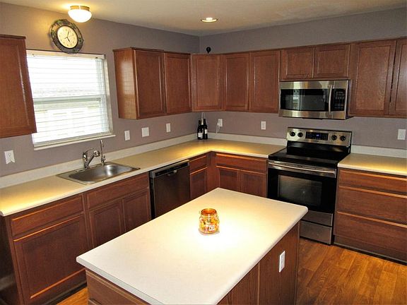 3rd image of 120 Parkdale Dr