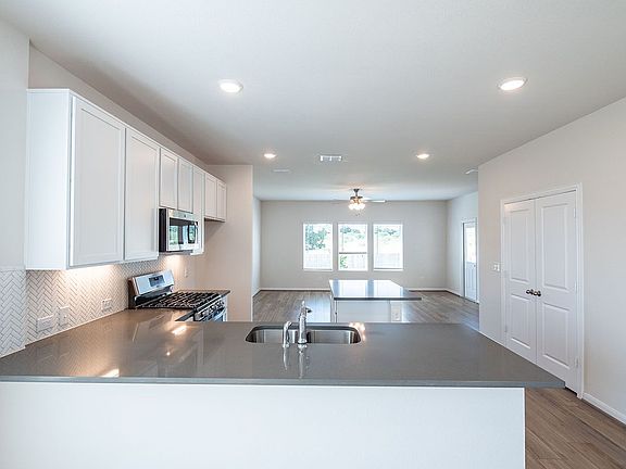 4th image of 428 Blue Hibiscus Dr