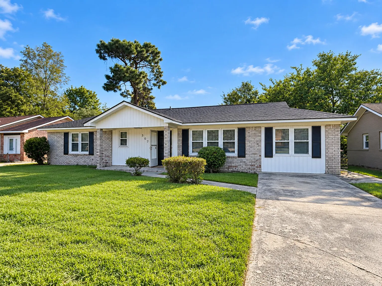 3 bed, 2.0 bath, 1605 sqft, $2,300 — Photo 1