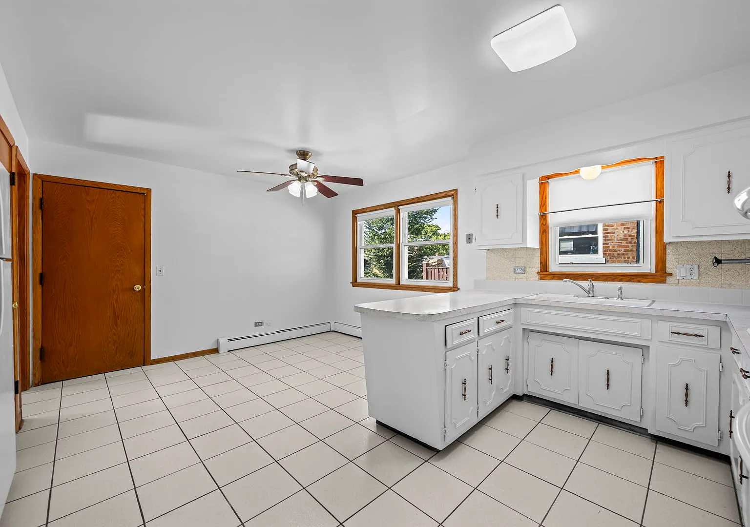 3 bed, 1200 sqft, $2,100 — Photo 4