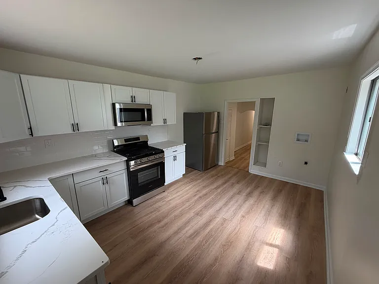729 Warner St — Photo 2