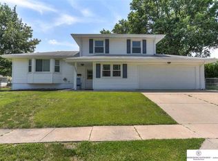 9005 Lakeview Dr, Omaha, NE 68127