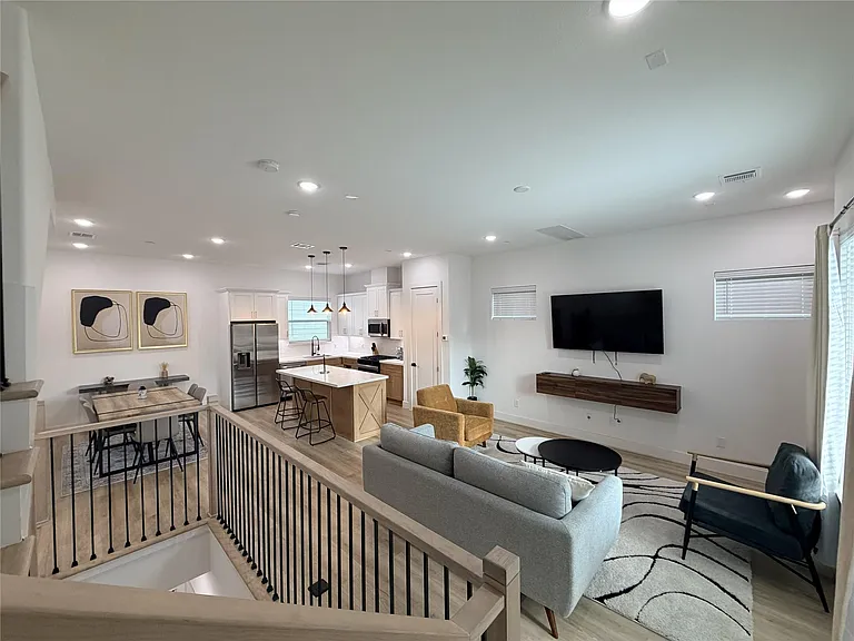 2706 Cochran St — Photo 3