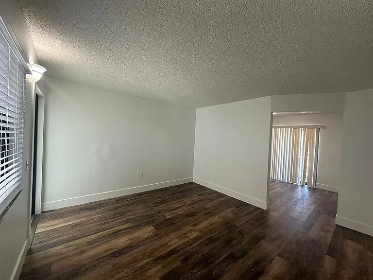 529 SW 4th St — Photo 8