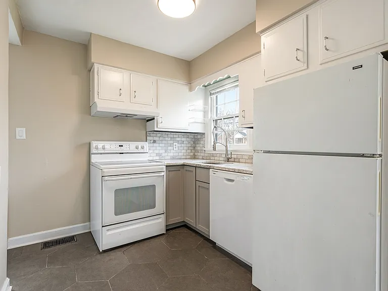 3934 Kennison Ave — Photo 13