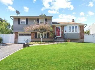 21 Pickwick Dr W, Syosset, NY 11791