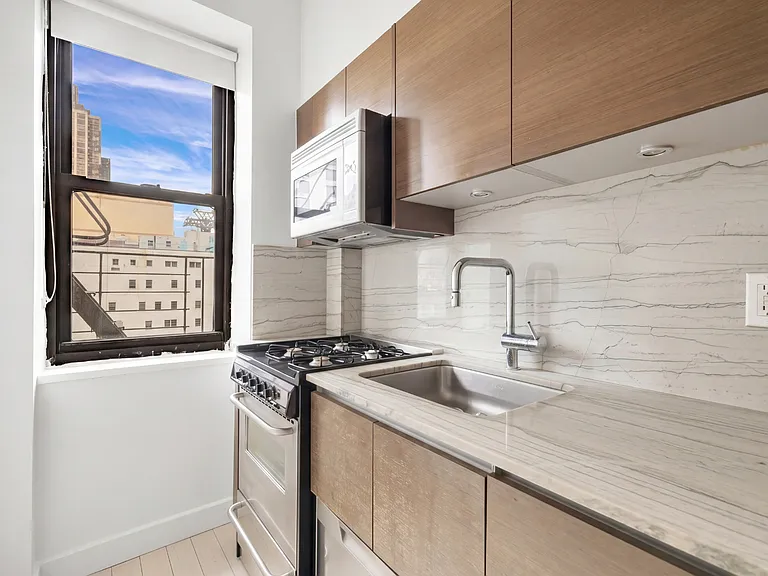 252 E 61st St #S5D — Photo 9