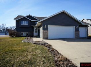 2139 Eagle Ridge Dr, North Mankato, MN 56003