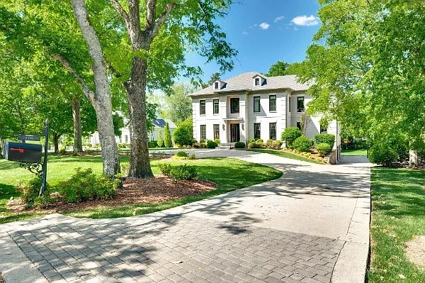 5 bed, 4.5 bath, 5745 sqft, $20,000 — Photo 3
