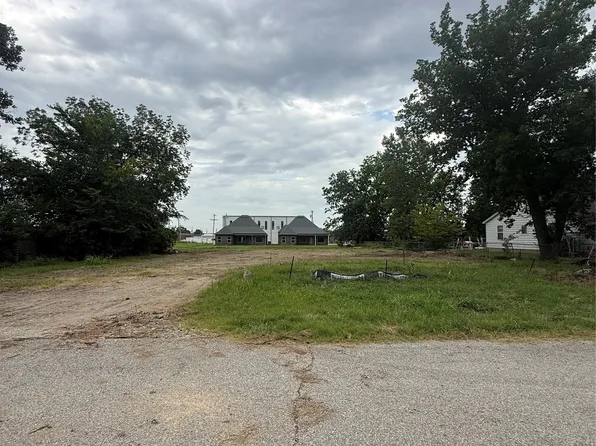 210 W 1st St, Owasso, OK 74055