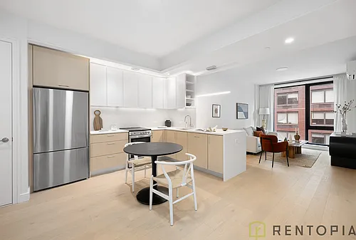 555 W 45th St Photo 1