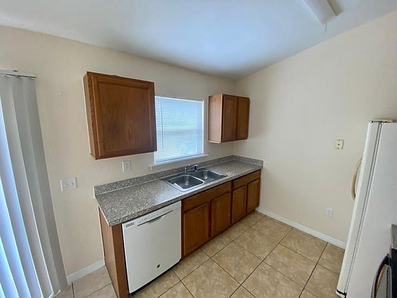 3rd image of 735 Pelican Ct
