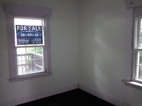 4th image of 365 S Charity St