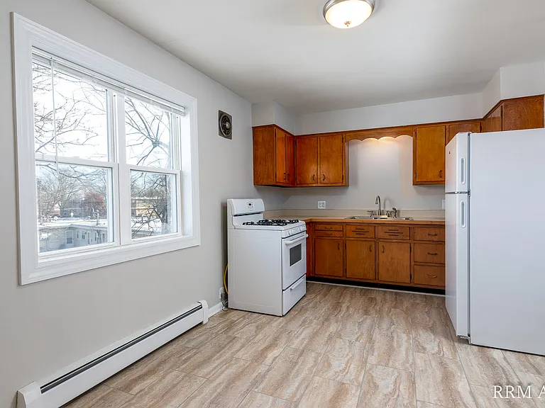 116 W Austin Ave #B — Photo 5