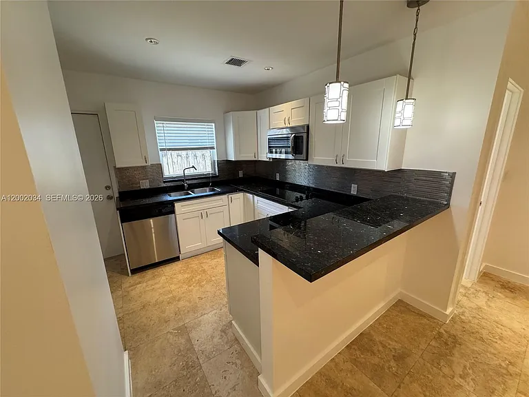 2724 NE 15th St #4 — Photo 3