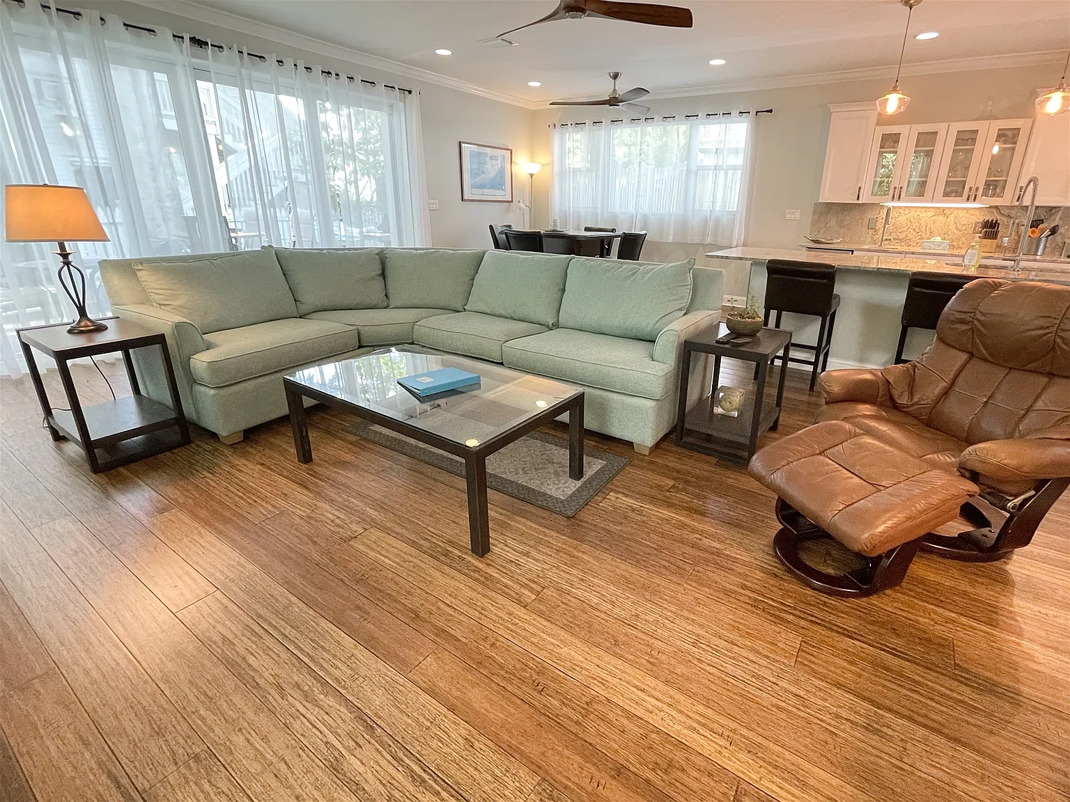 3 bed, 3.5 bath, 1956 sqft, $5,500 — Photo 3