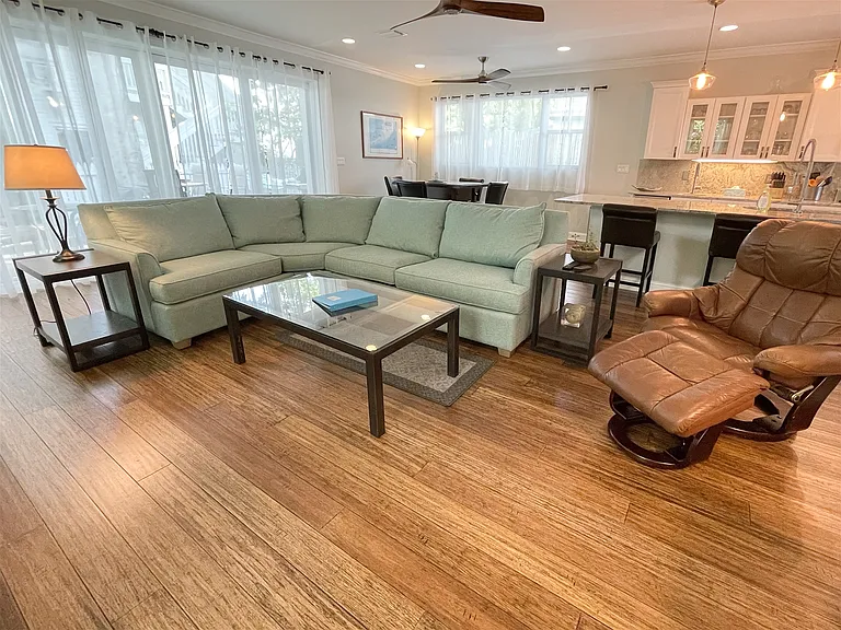 416 Louisa St — Photo 3
