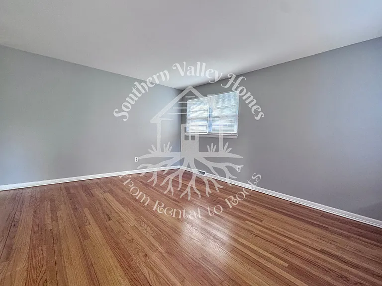 305 Sparta St — Photo 5