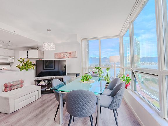 2nd image of 555 Jervis St #1204