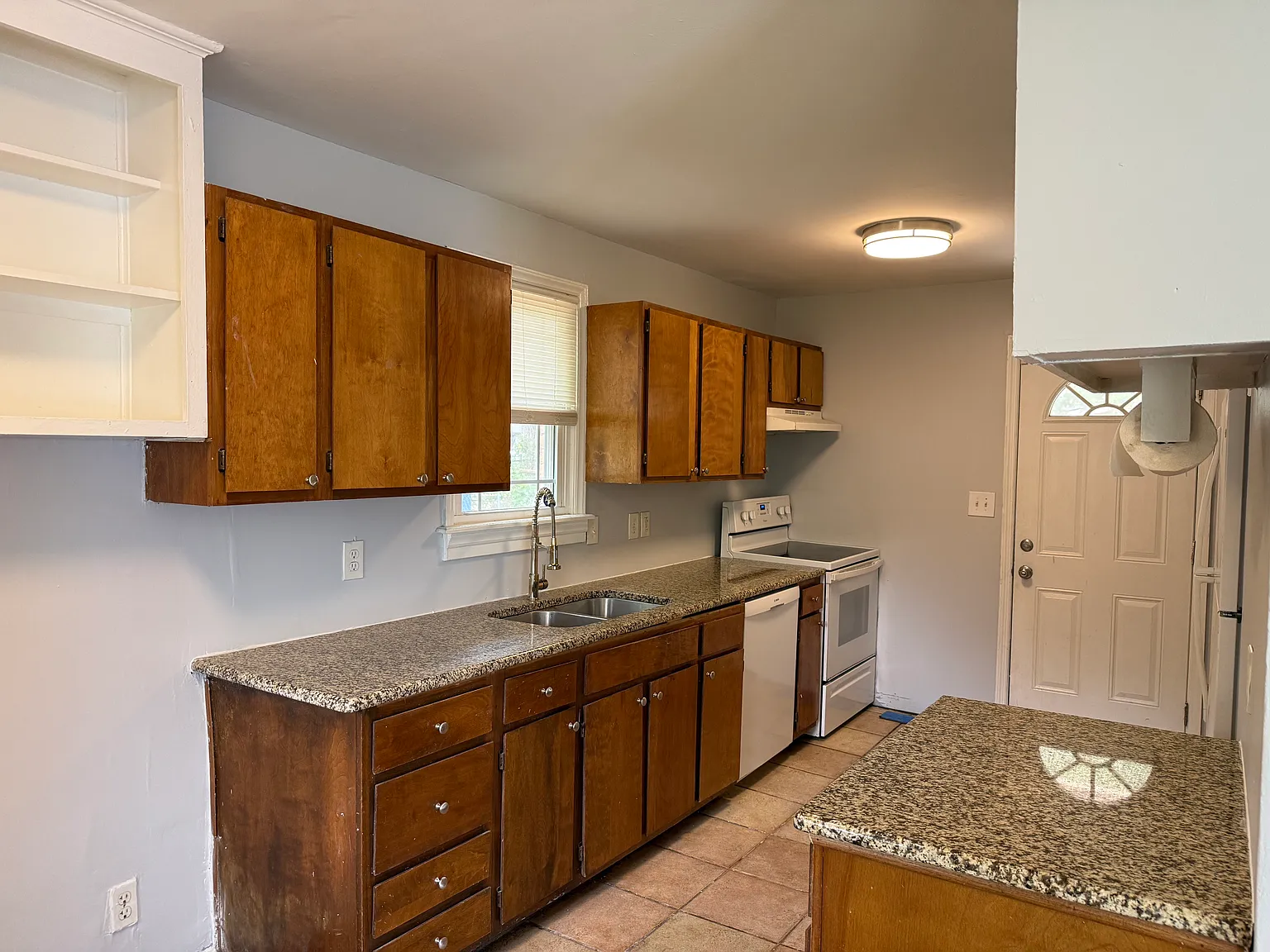 3 bed, 985 sqft, $1,525 — Photo 3