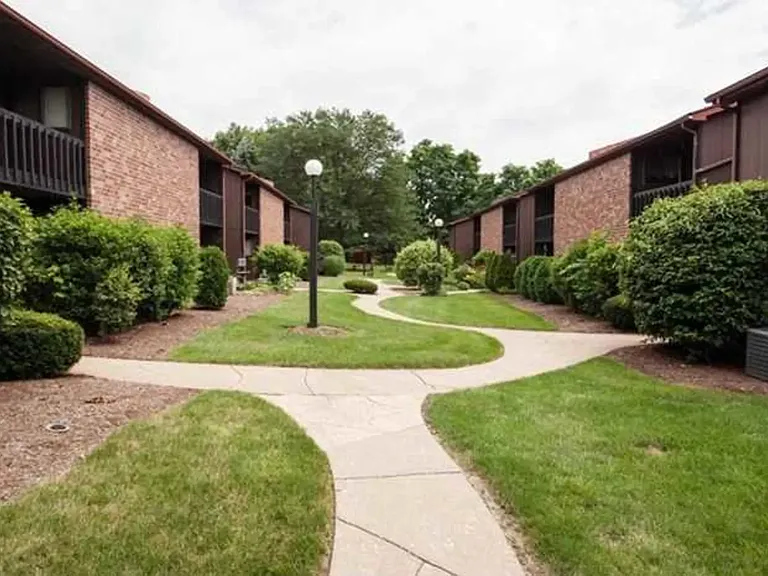 Quail Hollow Apartments — Photo 1